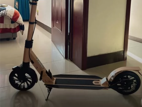 滑板车，浅粉色，可承重三百斤，质量杠杠的。...