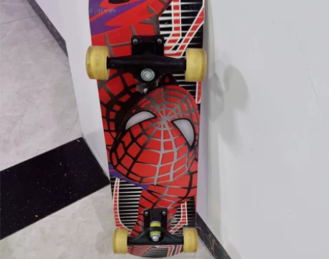 闲置滑板，没玩几次，一直放着，轮子磨损程度...