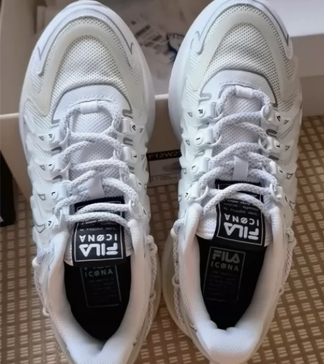 FILA先锋系列 轻微穿着痕迹 鞋内无异味...
