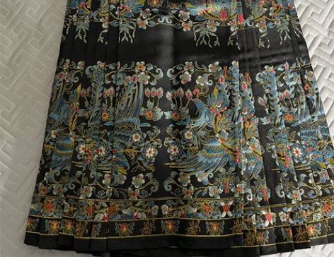 出这条马面全新仅试穿，腰围  裙长都是95...