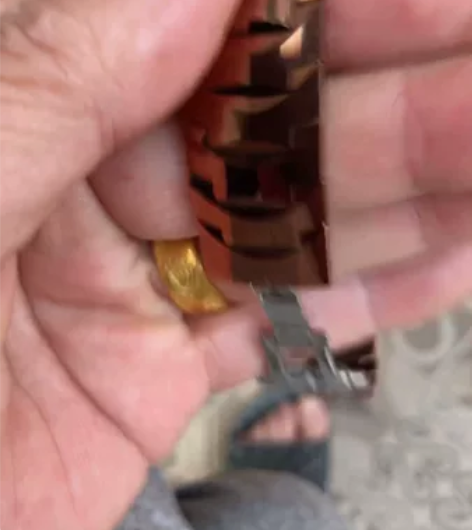 全新钨钢石英腕表。很有份量，永不磨损。上手...