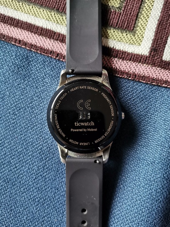 ticwatch入手后闲置，表带处略有磨损。