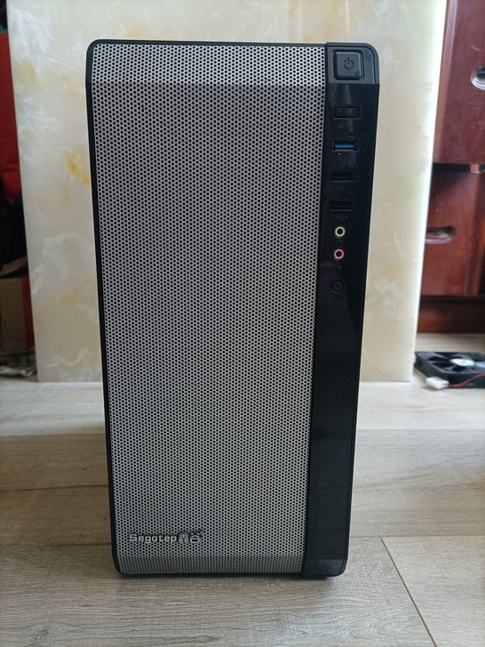 鑫谷圣徒mini3机箱，京东买的，前面是金...