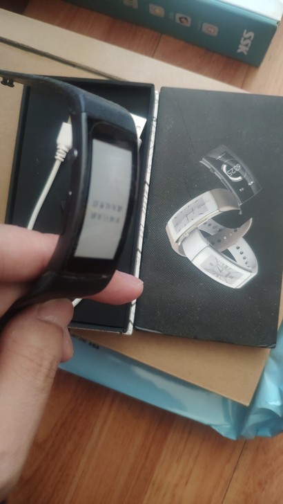 联想的VB10手环买来戴了几次就吃了好几年...