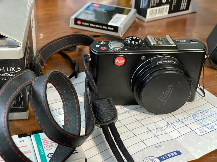 出一台自用的徕卡D-LUX5.一切功能正常...