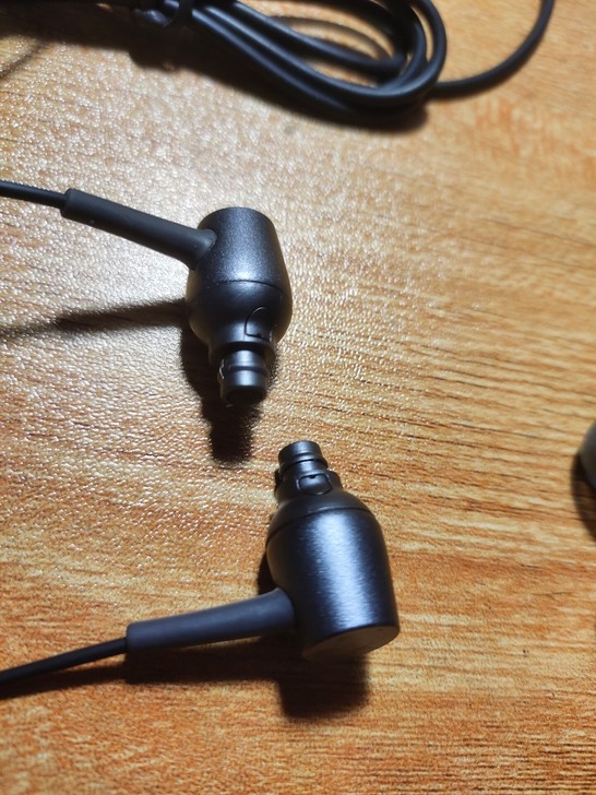 索尼蓝牙改线耳机 ,造型漂亮,音质好。