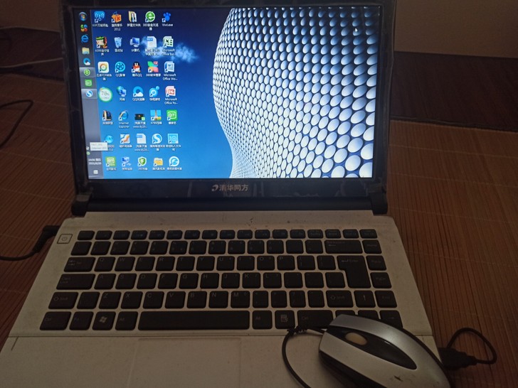 清华同方电脑笔记本，应该快有七八年了，记不...