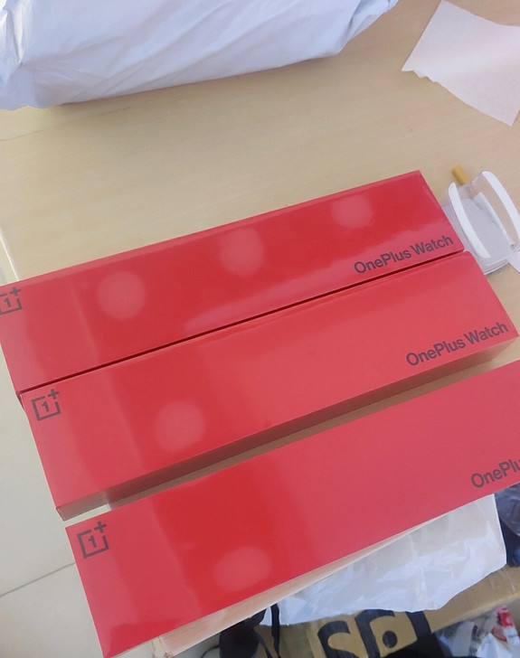 一加手表银色 因用不到手表比较多，价格美丽...