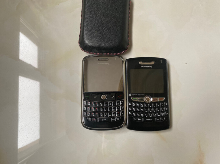 88包邮两部黑莓手机，古董手机打包处理，黑...