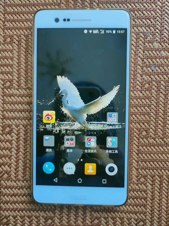 夏普Z3，4+64配置高通骁龙652处理器...