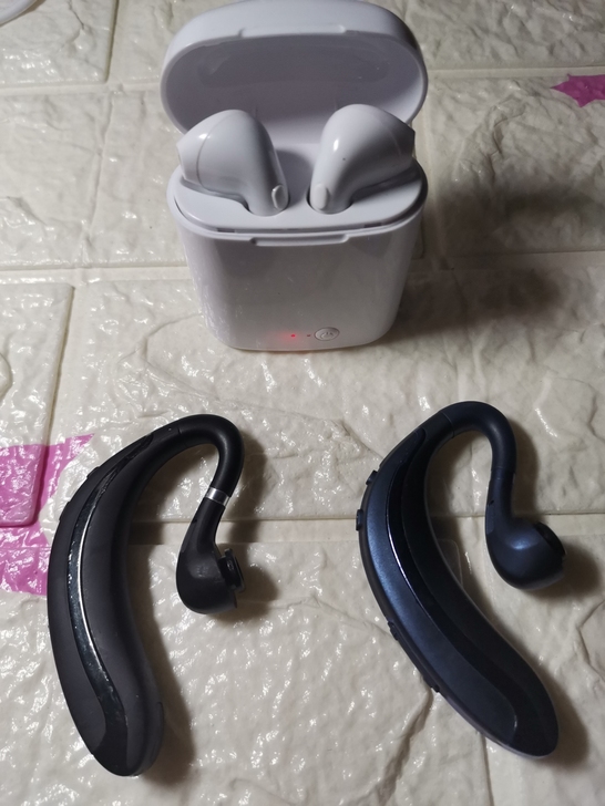 无线耳机，办公室抽屉里整理出几副闲置耳机和...