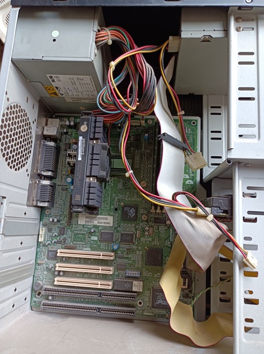 机箱主板成色如图，带老CPU和3根内存，有...