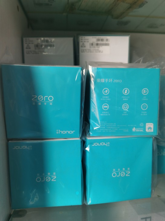 出几百个全新尾货荣耀手环带充电器特价95