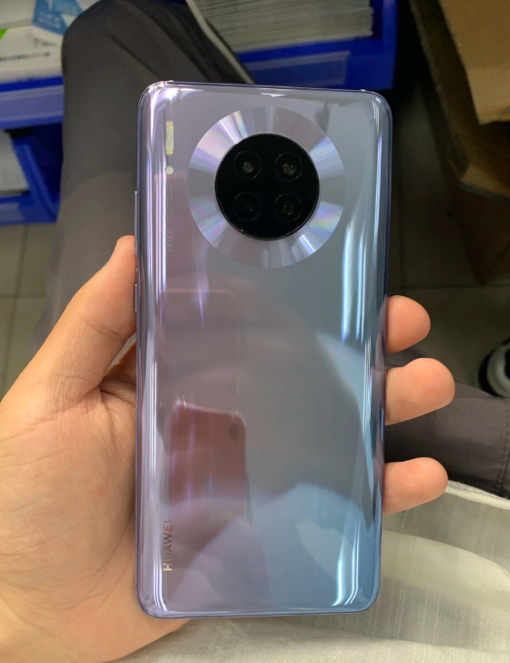 出一台华为手机mate30 6+128内存...