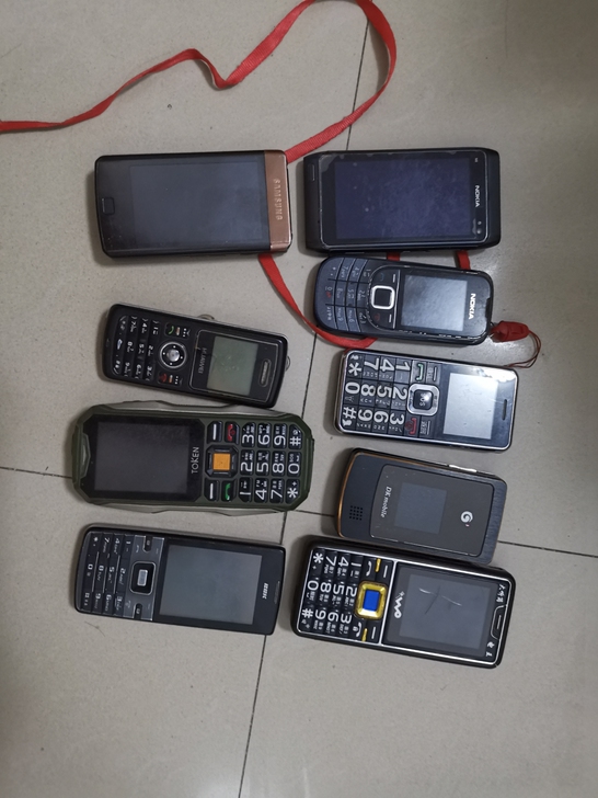 二手手机打包带走,有一部是诺基亚n8,还有...