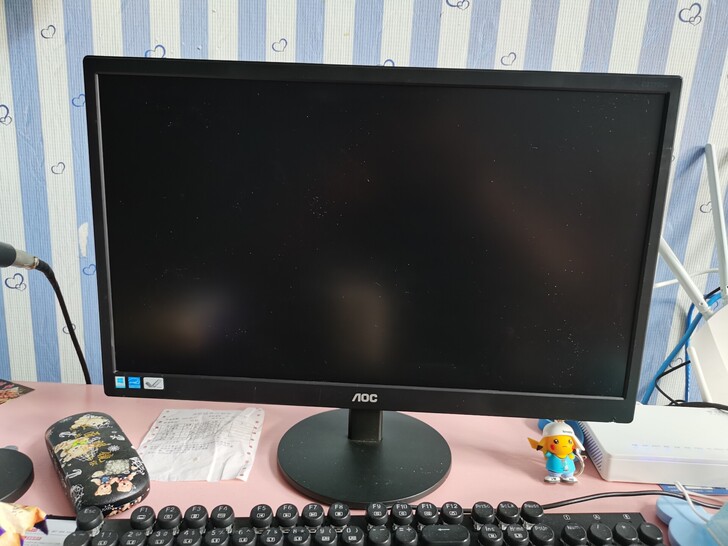 AOC22寸显示器，电脑和监控都可以用。成...