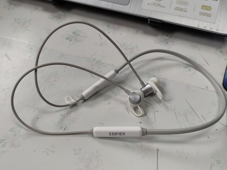 出 EDIFIER 颈挂版耳机，型号:W2...