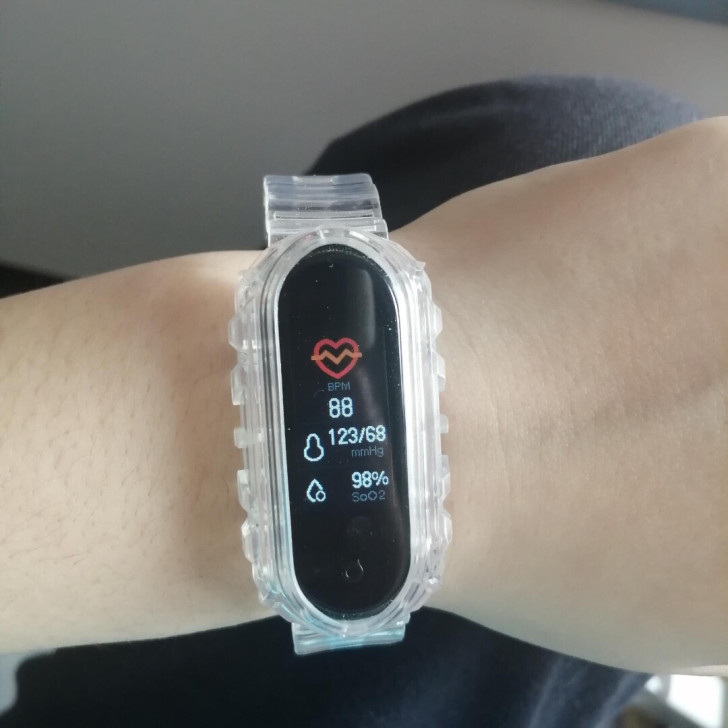 出一个智能手环 表带可以拆卸 换个透明的很...