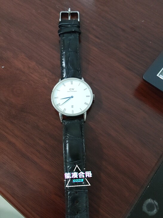 DW正品手表，卖了，需要换电池了。可小刀。