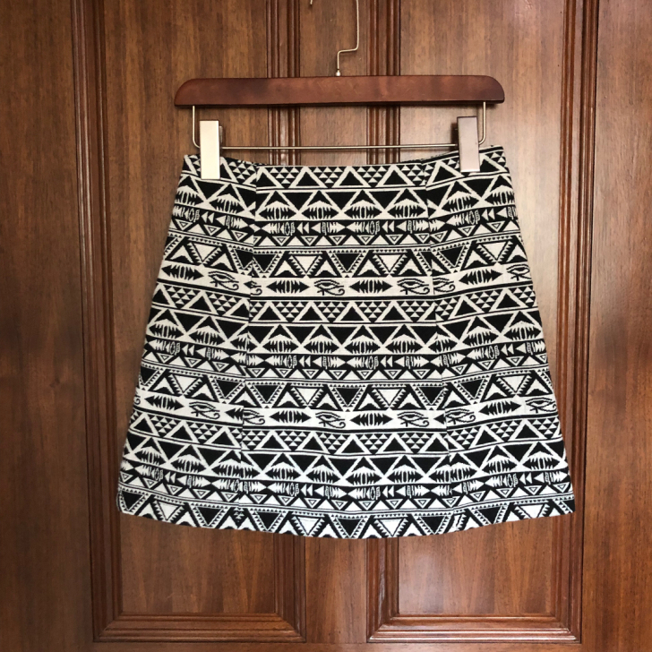 刺绣短裙 显瘦时尚必备