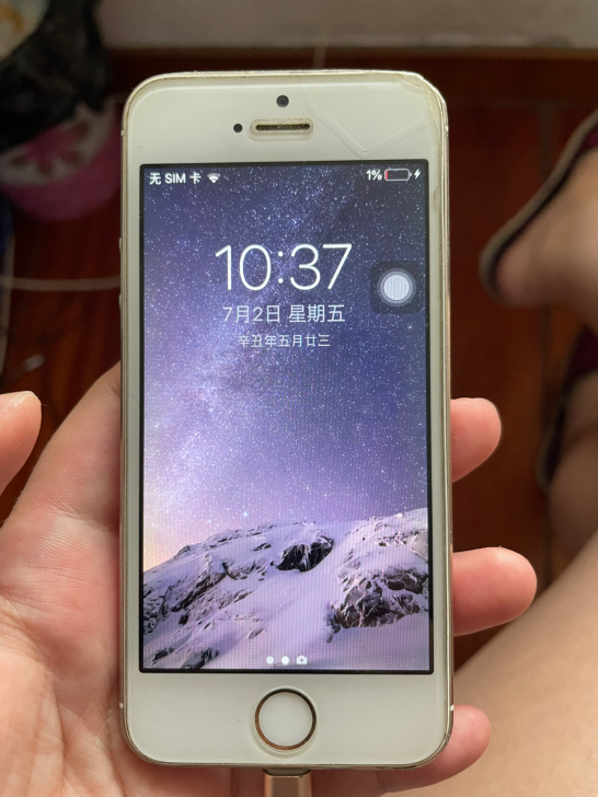 iPhone5手机完好可以使用，屏幕和后壳...