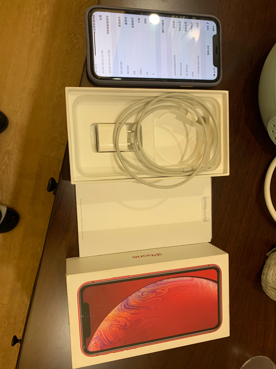 iphone xr 256g 国行 红色。...
