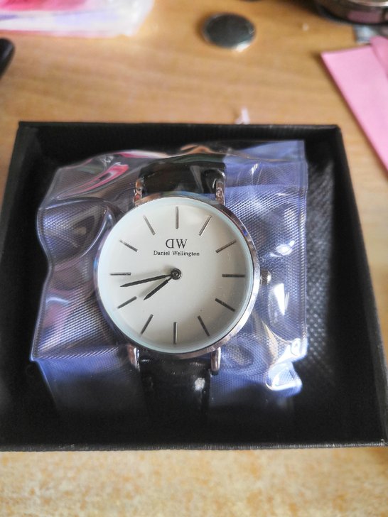 全新dw手表，皮带女款，没戴过无任何刮痕与...