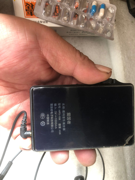 爱国者108播放器可以听无损音乐，耳机是铁...