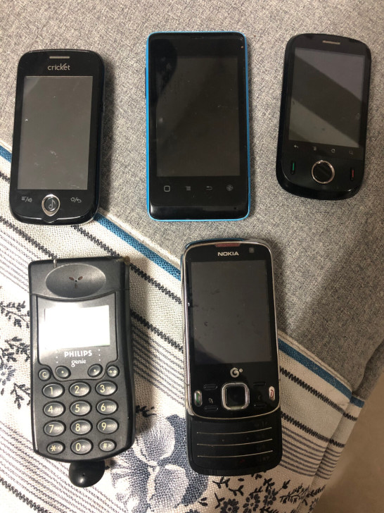 闲置手机 上面三个能充电能开机，下面两个不...