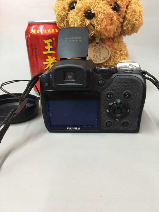 S8100数码相机 机子品相一般 显示屏有...