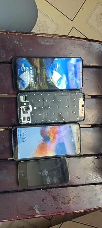 四部手机，两部华为畅享10S一部没有屏幕一...