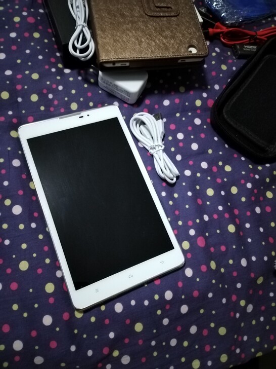 闲置平板两个，无箱说，一个海信F5180-...