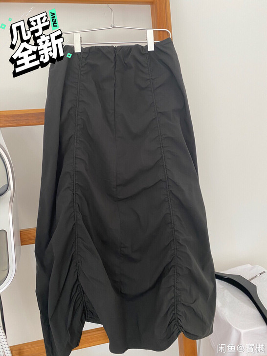 休闲港风黑色半裙，松紧腰