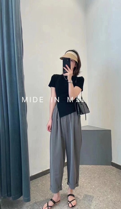 全新刚到试穿太小退不了。吊牌在。一整套