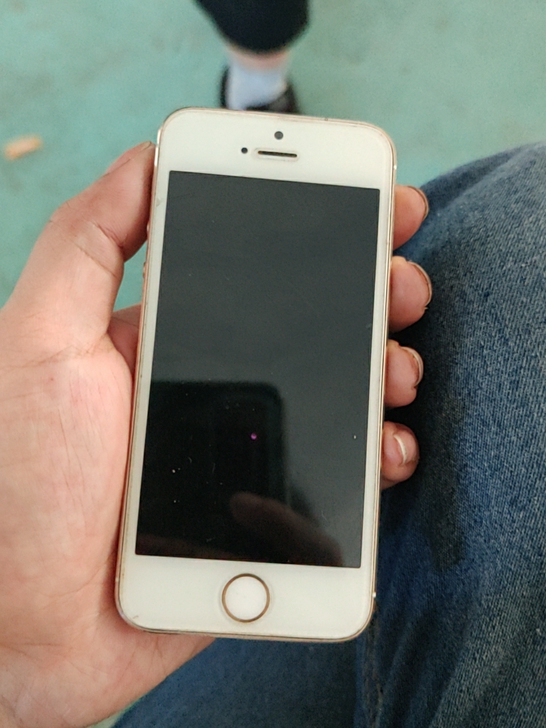 iPhone 5 S   金色  用了4年...