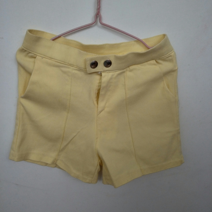 浅黄色短裤，纽扣＋拉链，颜色好看不会透，有...