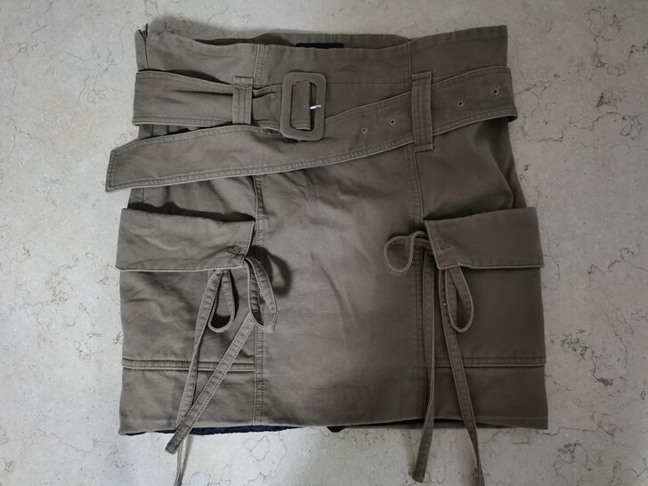 【断舍离】卡其色半裙，酷甜风。腰部可根据腰...
