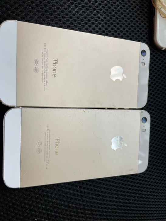 苹果5s。 情怀机。 一台成色99新。 一...