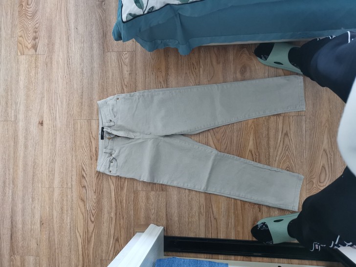 米色烟筒裤，s号，100斤左右可以穿，实体...