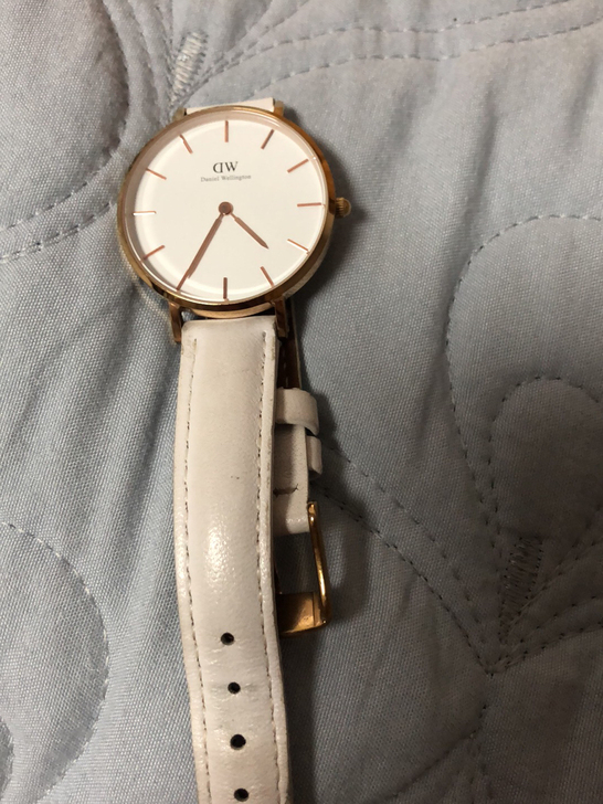 这个是dw的手表自己带了一段时间，表带有点...