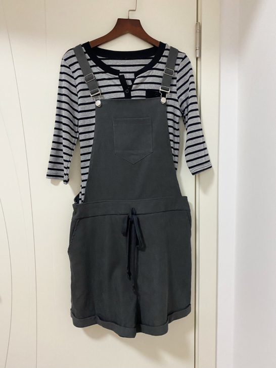 灰色背带阔腿连体裤T恤两件套