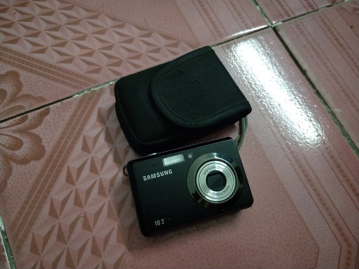 三星数码相机ES55,1020万像素,外观...