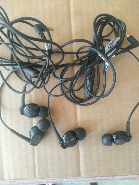 索尼耳机,两条都能用新旧程度看图,三十打包...