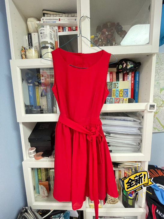 红色镂空连衣群，裙子背后的腰是镂空设计，非...