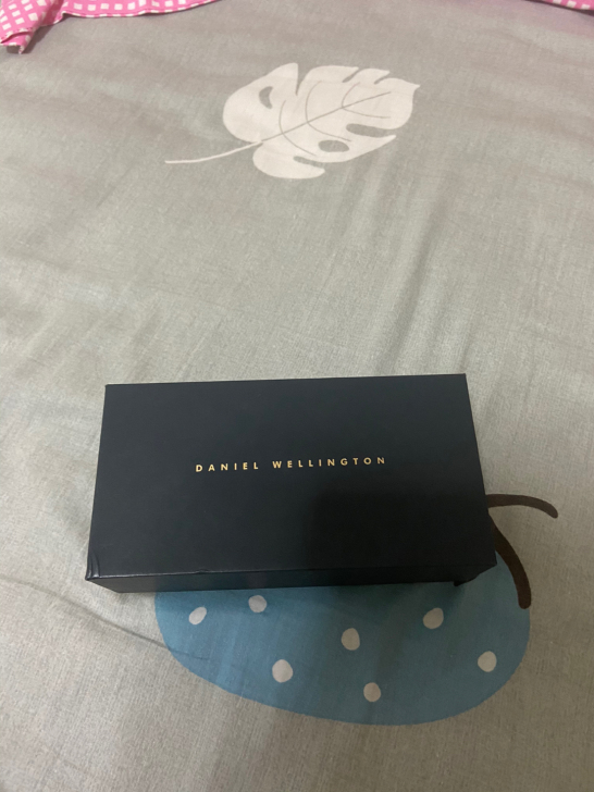Dw手表闲置,表盘有轻微痕迹不影响佩戴,需...