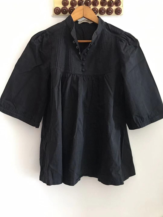 娃娃版型黑色显瘦中袖上衣 胸前有纽扣设计 ...