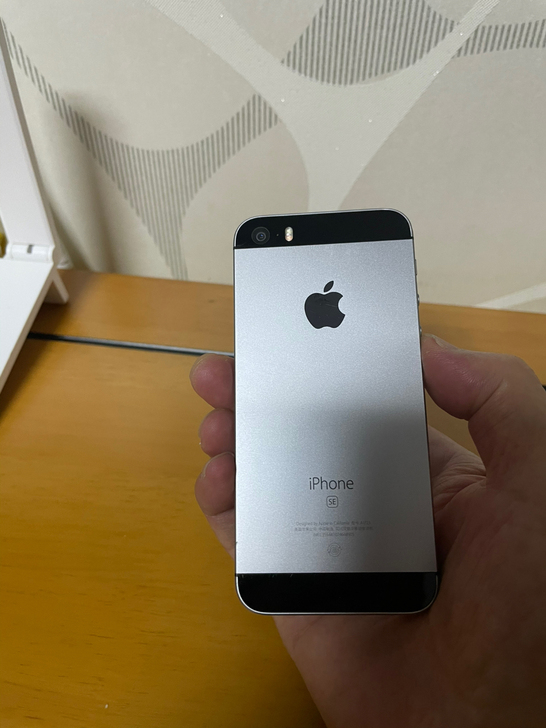 这是一部苹果SE，内存16G，这是部手机一...
