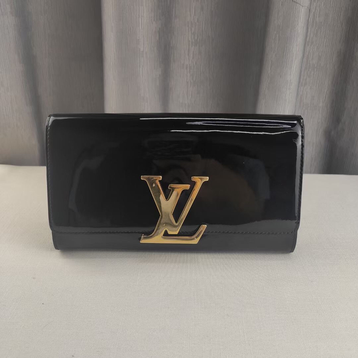 LV黑色漆皮金扣大Logo手拿包98新 ...