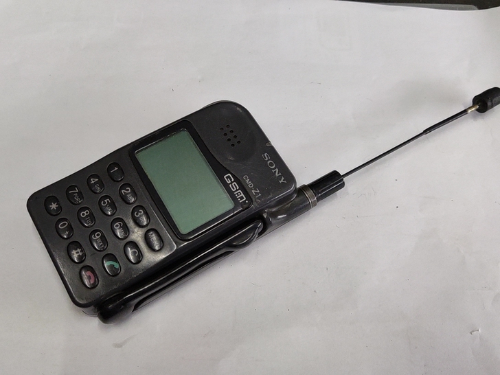 SONY手机CMD-Z1，能开机，没有后盖...