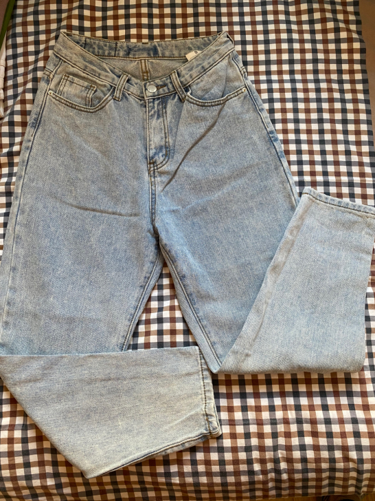 浅蓝色牛仔裤，萝卜裤，S码。面料柔软舒适，...